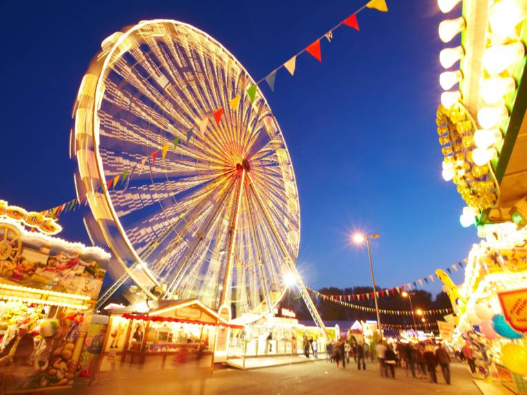 Leuchtendes Riesenrad auf dem Frühlingsfest bei Nacht in Hannover.